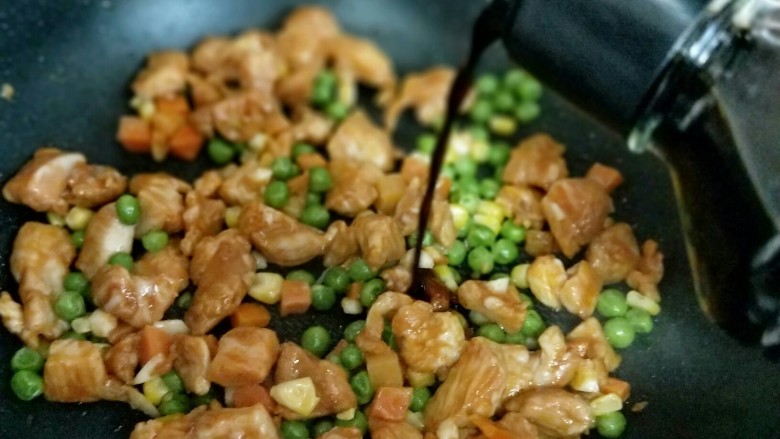 【快手下饭菜】豌豆炒鸡丁,滴入少许生抽,