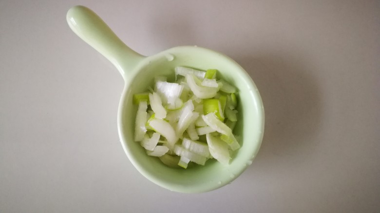 五彩蔬肉丁(下饭必备),葱末,蒜末适量。
