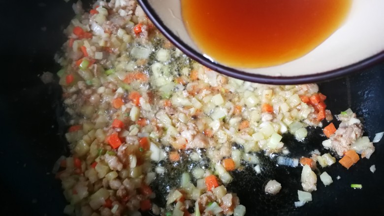 五彩蔬肉丁(下饭必备),在用蚝油,鸡汁加适量清水调个汁,倒入。然后在放玉米粒。