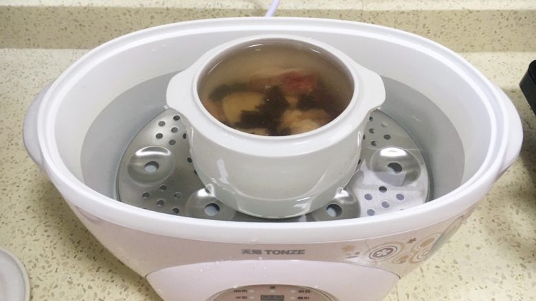 乌鸡白凤丸炖鸡 汤（养气血，调理经期）,鸡和乌鸡白凤丸加入炖盅（乌鸡白凤丸撕成一片片加入会更利于炖均匀），加入适量水（水别放太满，炖的过程会溢出）。