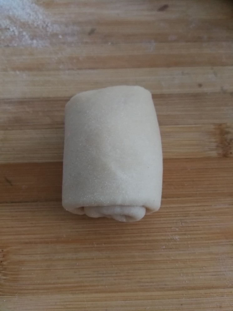 豆沙酥,然后擀成片,之后在卷成这样的形状。再醒15分钟。