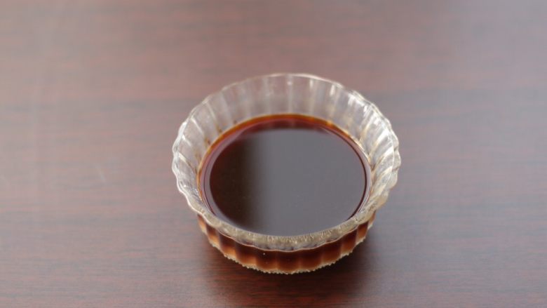 烧茄子,将配料表中，所有调汁用的食材全部放碗里，拌匀备用