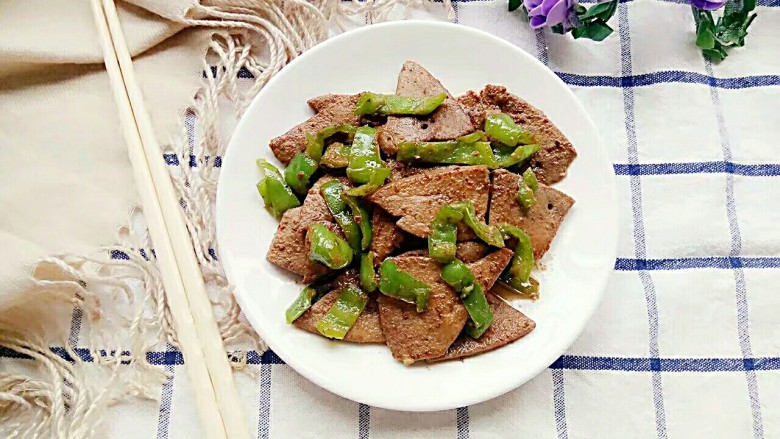 青椒炒猪肝,出锅,装盘子