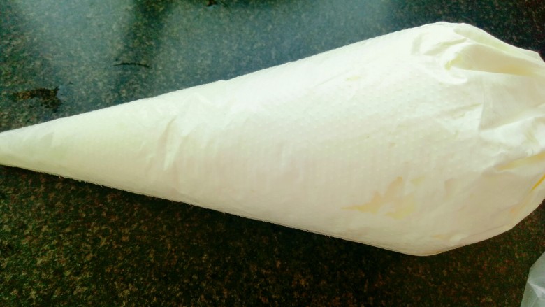 奶油蛋糕,装入裱花袋中