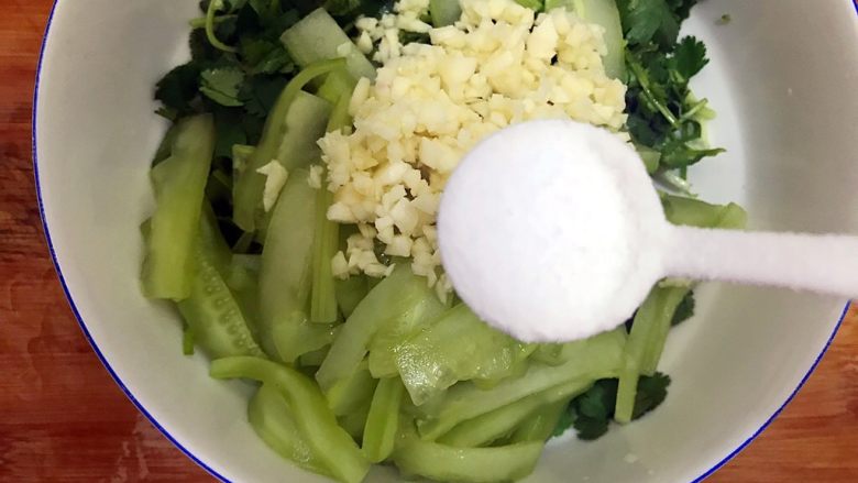 春之绿🌿の小清新*香菜拌青瓜,加一小勺细盐