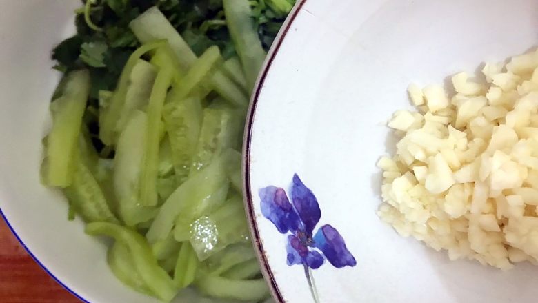 春之绿🌿の小清新*香菜拌青瓜,加入切成末的<a style='color:red;display:inline-block;' href='/shicai/ 2794'>大蒜</a>