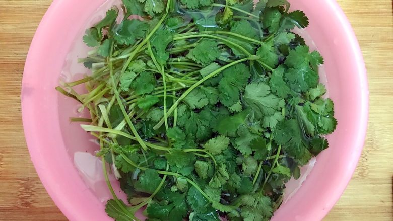 春之绿🌿の小清新*香菜拌青瓜,<a style='color:red;display:inline-block;' href='/shicai/ 131'>香菜</a>摘洗干净,泡在饮用水里,备用