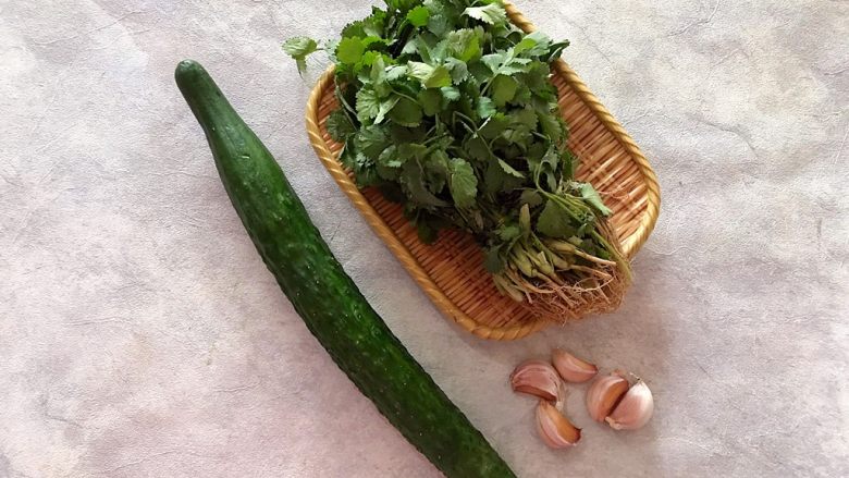春之绿🌿の小清新*香菜拌青瓜,首先我们准备好所有食材