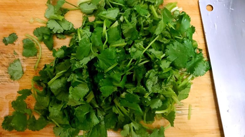 春之绿🌿の小清新*香菜拌青瓜,捞出香菜,如图所示,切碎
