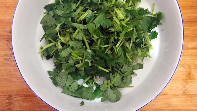 春之绿🌿の小清新*香菜拌青瓜,全部切好,控干水分
