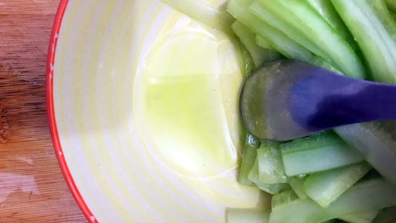 春之绿🌿の小清新*香菜拌青瓜,撇去腌制青瓜的汁水