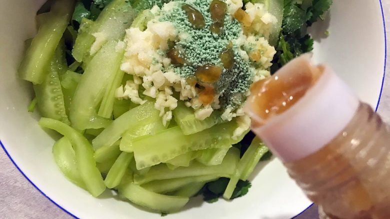 春之绿🌿の小清新*香菜拌青瓜,滴几滴香油