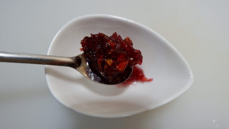富贵年糕,取一个小碗,加入<a style='color:red;display:inline-block;' href='/shicai/ 8295'>玫瑰花酱</a>