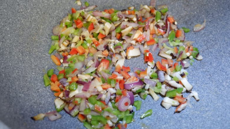 快手早餐—时蔬炒饭,翻炒均匀。