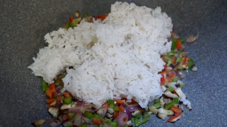 快手早餐—时蔬炒饭,加入米饭。