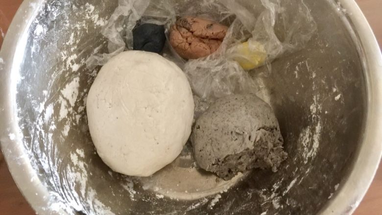 萌萌哒龙猫汤圆,这是我之前上汤圆课后剩下粉团,这里用到白色、灰色和黑色。先揉出白色粉团,把<a style='color:red;display:inline-block;' href='/shicai/ 520'>糯米粉</a>和清水和成粉团,取一小块煮熟后,再与生的粉团和在一起,揉匀,这样再包馅就不容易破。灰色的粉团就是白色粉团和黑芝麻馅儿和一起的。再取一点点粉团揉进<a style='color:red;display:inline-block;' href='/shicai/ 211839'>竹炭粉</a>。