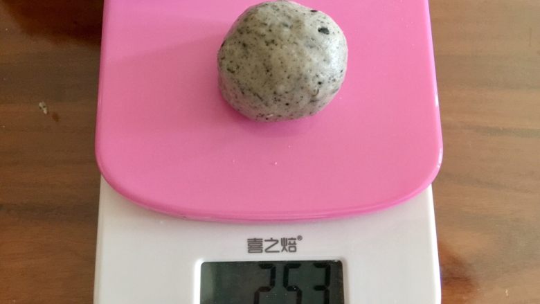 萌萌哒龙猫汤圆,取一团灰色粉团,25克左右,揉圆。