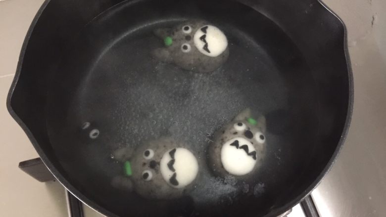 萌萌哒龙猫汤圆,锅里烧开水,然后转小火,把汤圆轻轻放进去煮,煮至漂起来即可。
