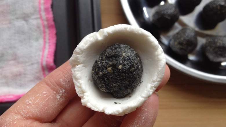 元宵节-雪菜炒汤圆,取一小块面团捏成小碗状,放入黑芝麻馅