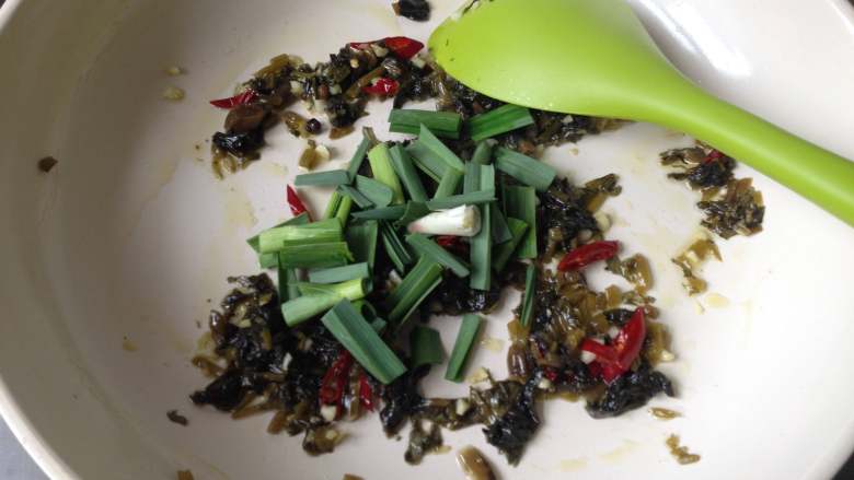 元宵节-雪菜炒汤圆,倒入蒜苗翻炒半分钟