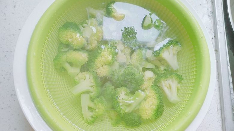 蒜香胡萝卜+西兰花+肉沫,然后把西兰花过凉水,再次捞起来沥水。