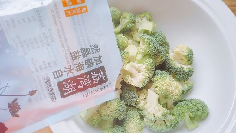 蒜香胡萝卜+西兰花+肉沫,掰开的西兰花装到大一点的碗里,加盐。