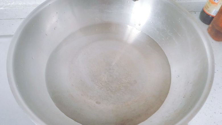蒜香胡萝卜+西兰花+肉沫,锅里加水烧开。