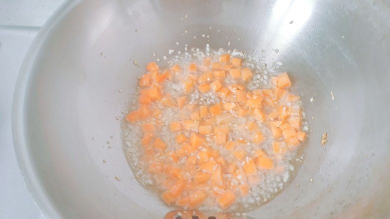 蒜香胡萝卜+西兰花+肉沫,倒入胡萝卜丁,翻炒。
