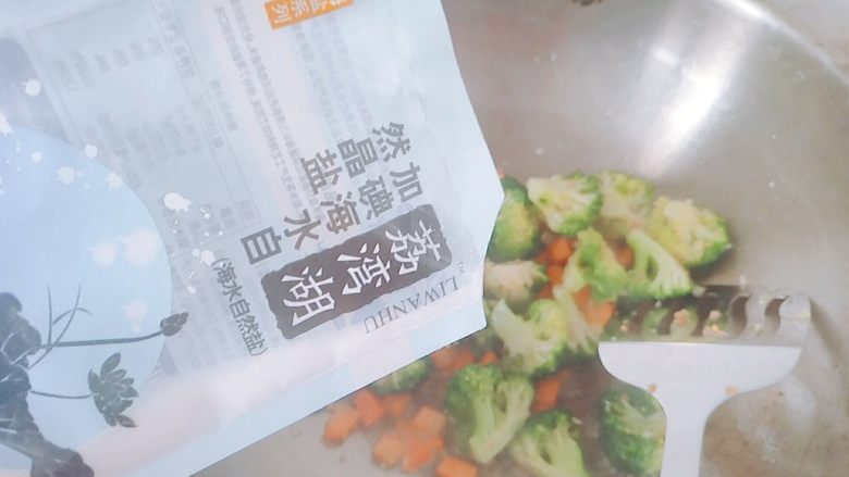 蒜香胡萝卜+西兰花+肉沫,胡萝卜炒出红油的时候,加盐,继续翻炒。