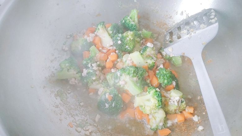 蒜香胡萝卜+西兰花+肉沫,肉沫容易熟,翻炒到肉沫断生变色,再翻炒几下,就可以关火了。