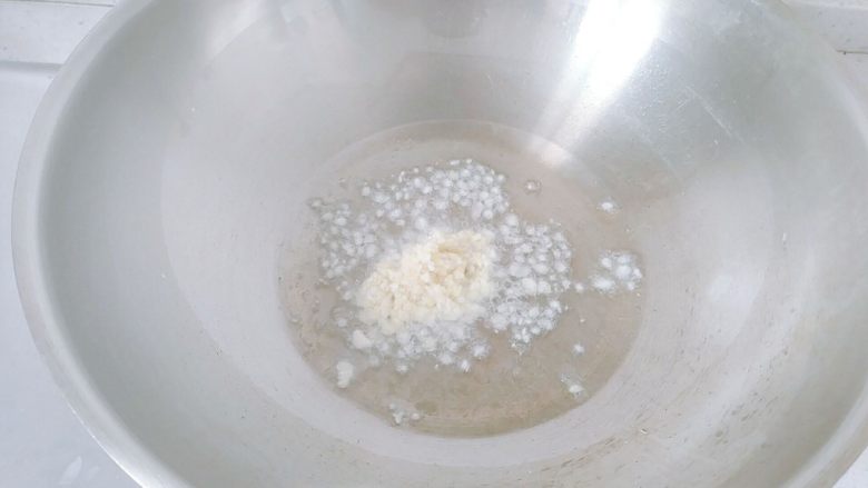 蒜香胡萝卜+西兰花+肉沫,锅里倒油,爆香姜末蒜末。