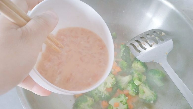 蒜香胡萝卜+西兰花+肉沫,加肉沫,迅速翻炒。肉沫不要撒在一个地方,围着撒一圈。