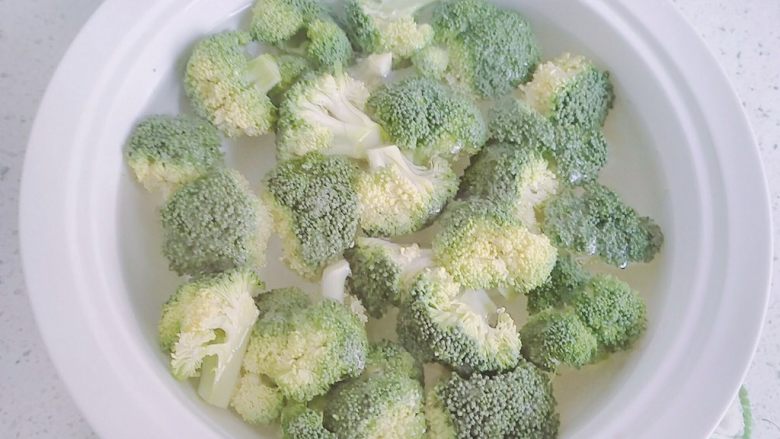 蒜香胡萝卜+西兰花+肉沫,倒水,没过西兰花,浸泡5分钟,然后洗净。