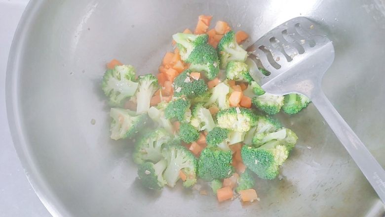 蒜香胡萝卜+西兰花+肉沫,炒到胡萝卜断生,加入西兰花,翻炒。