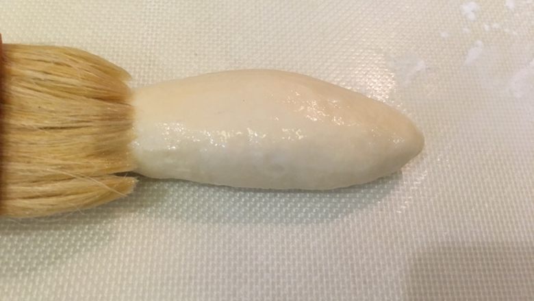 台式甜面包,翻面收口朝下,刷水