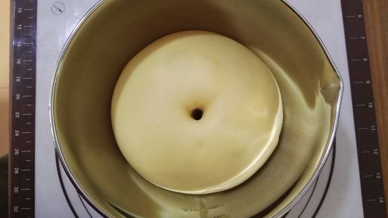 卷卷椰蓉包,面团发酵2倍大时,用手指戳个小洞,不回缩,不塌陷,就表明发酵完成。