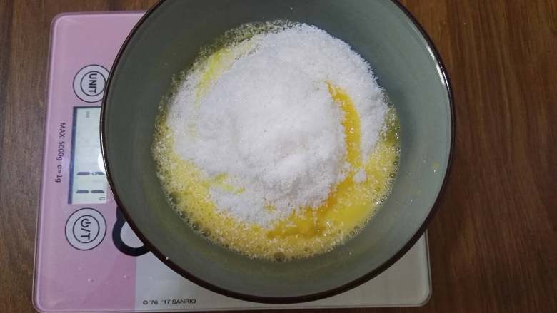 卷卷椰蓉包,面团静置的时候,我们来做椰蓉馅,将椰蓉、蛋液、白糖、牛奶称量好,将这几种材料混合在一起并静置备用,