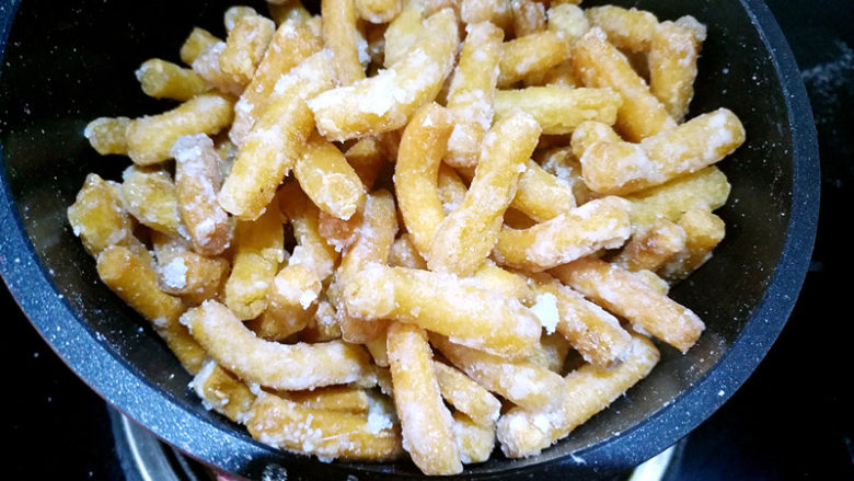 江米条,搅拌均匀即可关火出锅,冷却后享用