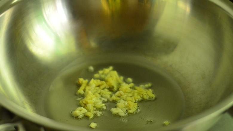 孜然菌菇煲,锅里热油,爆香姜、蒜