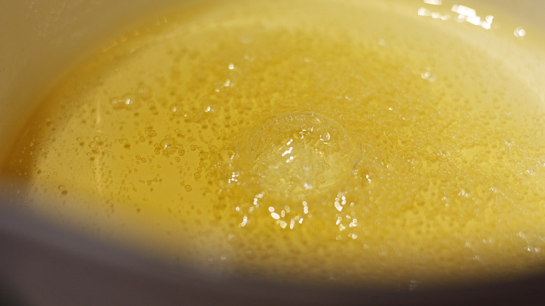 Pudding!焦糖布丁🍮,在熬制的过程中观察糖色,不断的晃动平底锅使糖水均匀受热且减少气泡的产生