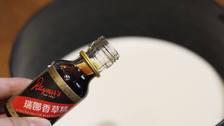 Pudding!焦糖布丁🍮,在牛奶中滴入2滴<a style='color:red;display:inline-block;' href='/shicai/ 780'>香草精</a>,没有的可以不放,只是为了丰富布丁的食用口感。将牛奶边搅拌边小火煮至有小气泡出现,离火。