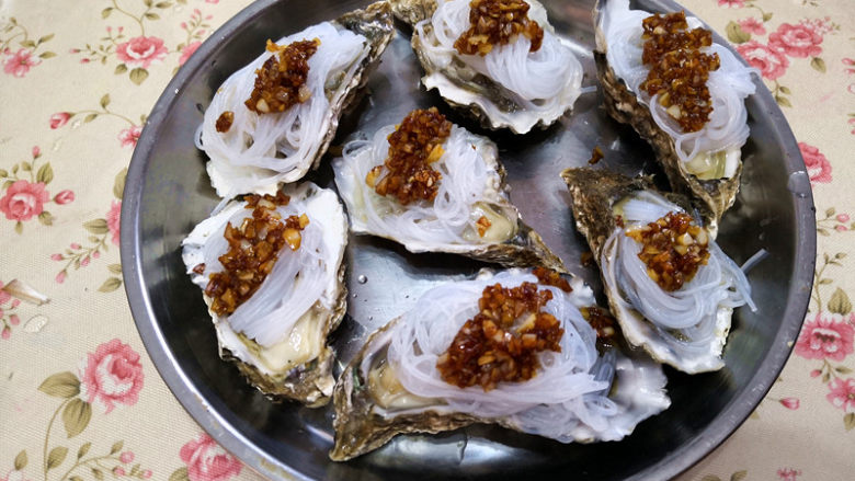 蒜蓉生蚝,再在粉丝上放上适量的金银蒜,