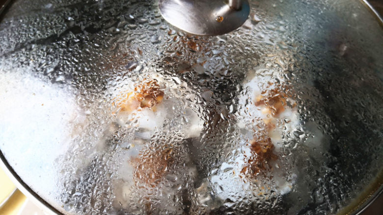 蒜蓉生蚝,蒸锅里加清水,水开后,将处理好的生蚝放锅里开始蒸,大约3分钟