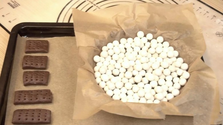 白巧克力树莓塔,边角料可以做成小饼干状,烤箱预热175度,烤25-30分钟