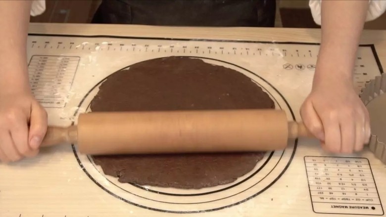 白巧克力树莓塔,以8寸为例,擀成一个10寸(25cm)左右的塔皮,才开始擀会比较硬,可以用擀面杖一边压,一边慢慢擀开,四周有裂开的,可以捏一下修复