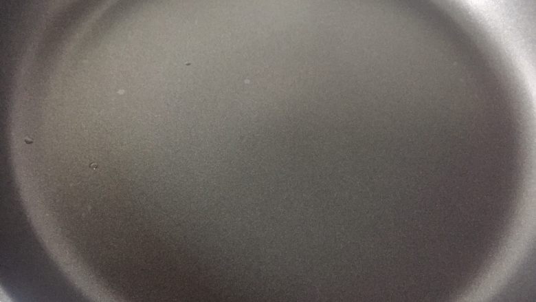 简易版舒芙蕾松饼,不粘锅至小火上,锅内放一点油,然后用厨房纸巾拭干