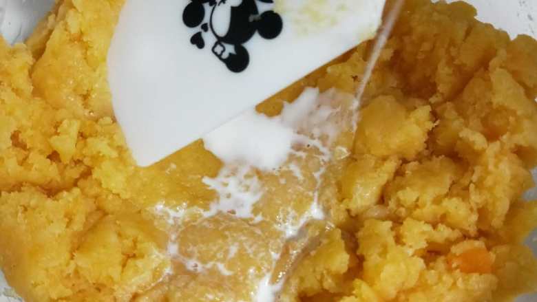 fluff金沙奶黄蛋挞酥,趁热倒入剩下的牛奶混合均匀。这样做可以避免后期高温烘烤的奶黄不会很干。