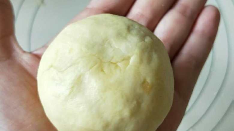 fluff金沙奶黄蛋挞酥,口要收紧,避免在后期烘烤过程中露馅。