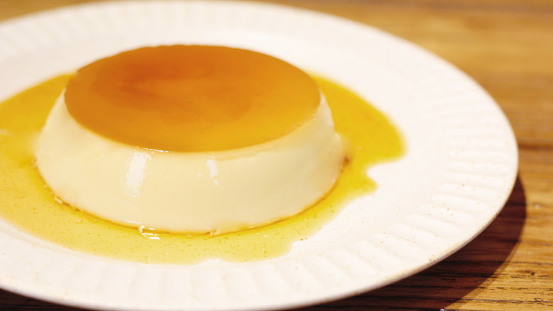 Pudding!焦糖布丁🍮,拍一拍布丁模具底,听到duang的一声,布丁就脱模完成啦,焦糖色很不错哦,布丁也很细腻