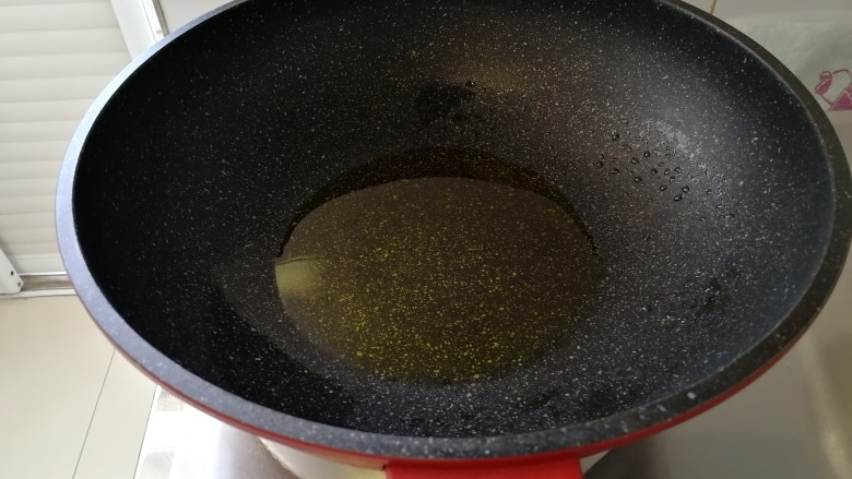 奥尔良风味火腿茄条,起油锅(用平时炒菜的两倍的油)